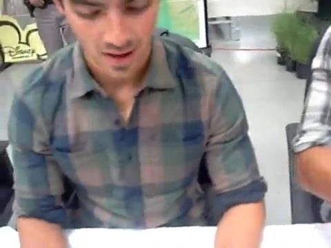 Meeting the Jonas Brothers and Demi Lovato at Walmart 0827