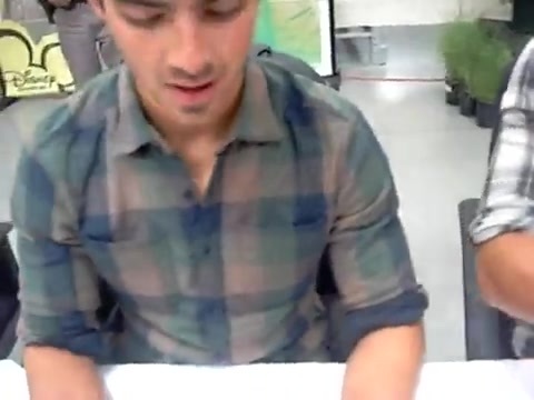 Meeting the Jonas Brothers and Demi Lovato at Walmart 0828