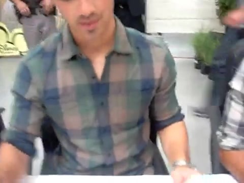 Meeting the Jonas Brothers and Demi Lovato at Walmart 1130 - Demilush - Meeting the Jonas Brothers and Demi Lovato at Walmart Part oo3