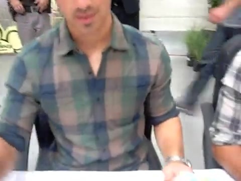 Meeting the Jonas Brothers and Demi Lovato at Walmart 1132 - Demilush - Meeting the Jonas Brothers and Demi Lovato at Walmart Part oo3