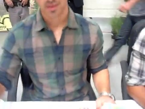 Meeting the Jonas Brothers and Demi Lovato at Walmart 1135 - Demilush - Meeting the Jonas Brothers and Demi Lovato at Walmart Part oo3
