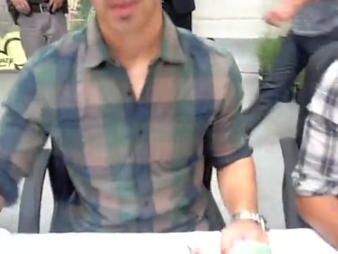Meeting the Jonas Brothers and Demi Lovato at Walmart 1138 - Demilush - Meeting the Jonas Brothers and Demi Lovato at Walmart Part oo3