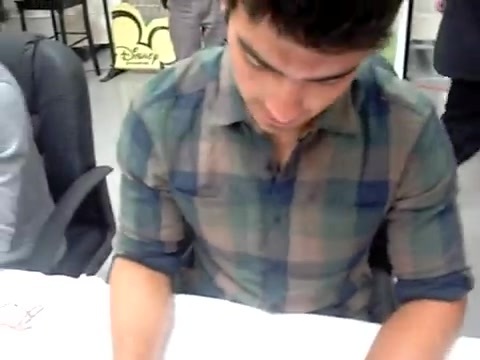 Meeting the Jonas Brothers and Demi Lovato at Walmart 0906 - Demilush - Meeting the Jonas Brothers and Demi Lovato at Walmart Part oo2