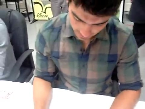 Meeting the Jonas Brothers and Demi Lovato at Walmart 0907 - Demilush - Meeting the Jonas Brothers and Demi Lovato at Walmart Part oo2