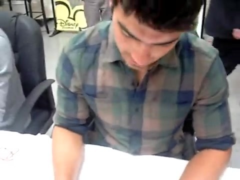 Meeting the Jonas Brothers and Demi Lovato at Walmart 0911 - Demilush - Meeting the Jonas Brothers and Demi Lovato at Walmart Part oo2