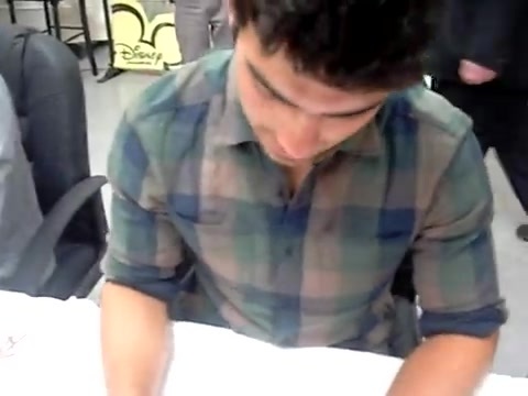 Meeting the Jonas Brothers and Demi Lovato at Walmart 0917 - Demilush - Meeting the Jonas Brothers and Demi Lovato at Walmart Part oo2