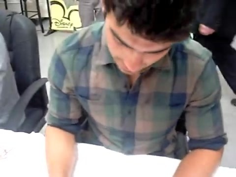 Meeting the Jonas Brothers and Demi Lovato at Walmart 0921 - Demilush - Meeting the Jonas Brothers and Demi Lovato at Walmart Part oo2