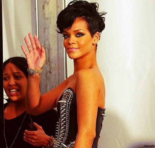 574595_312993402104697_148451948558844_760783_770645194_n (1) - Rihanna 1