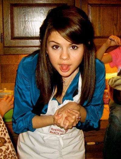 199677_108405762575110_100002170596475_85916_5950486_n - Selena Gomez 5