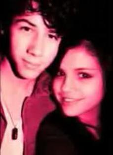 533901_104431283023979_100003713222746_22115_1514622338_n - Selena Gomez 5