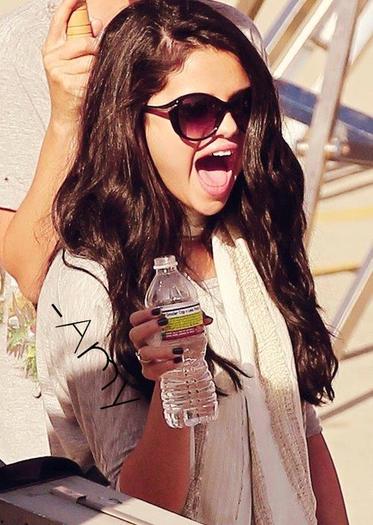 538436_418942824800897_158604487501400_1486051_1812204547_n - Selena Gomez 5