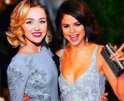 541239_435078759853970_158604487501400_1528716_1164373276_n - Selena Gomez 5