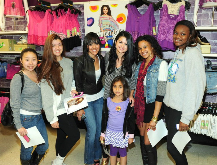 542077_10150714555680975_7961985974_9577313_277935839_n - Selena Gomez 5