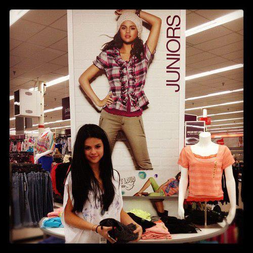 555626_384685071562357_343566059007592_1209878_1234987098_n - Selena Gomez 5