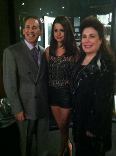 560248_404647376241425_899737418_n - Selena Gomez 5