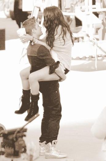 563223_418940281467818_158604487501400_1486023_1200445742_n - Selena Gomez 5