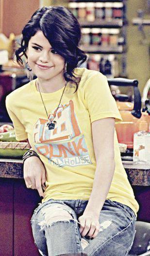 577780_356937664361909_119049044817440_863924_1493885509_n - Selena Gomez 5
