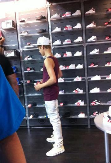 556204_247647395343674_1770273088_n - Justin Bieber 5