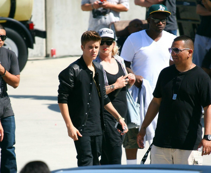 justin-bieber-films-boyfriend-01 (1) - Justin Bieber 5
