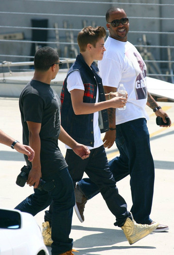 justin-bieber-films-boyfriend-05 - Justin Bieber 5
