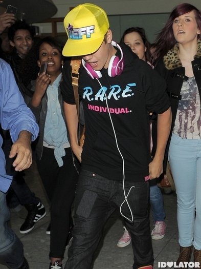 justin-bieber-heathrow-airport-2012-2-435x580 - Justin Bieber 5