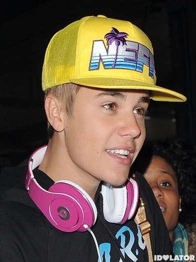 justin-bieber-heathrow-airport-2012-435x580 - Justin Bieber 5