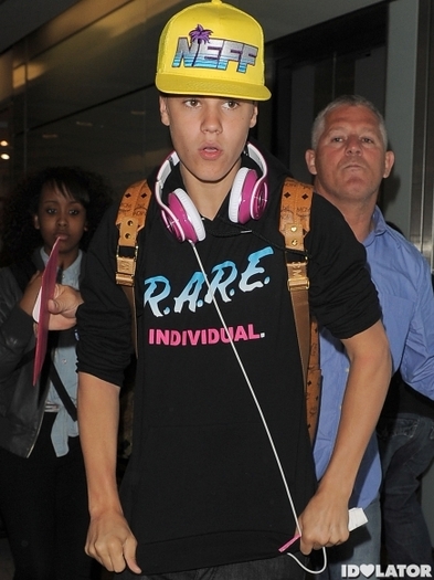 justin-bieber-london-airport-435x580_0 - Justin Bieber 5