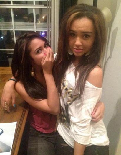 555308_319029001511668_145050258909544_740454_61674528_n - Jasmine V4