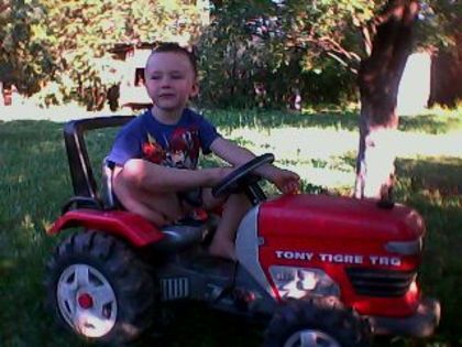 Prin curte cu tractorasul! - 2012