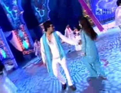 00_01_27 - sara khan11