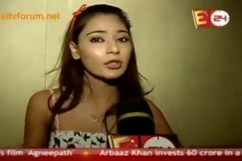 00_01_57 - sara khan11
