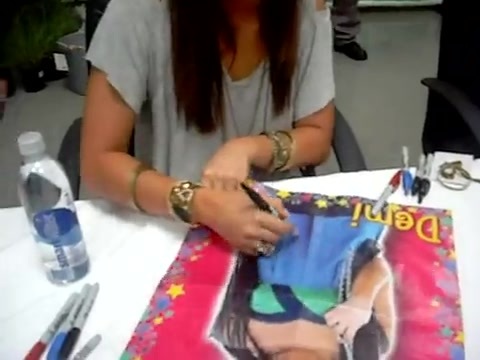 Meeting the Jonas Brothers and Demi Lovato at Walmart 2332 - Demilush - Meeting the Jonas Brothers and Demi Lovato at Walmart Part oo5