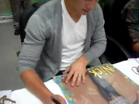 Meeting the Jonas Brothers and Demi Lovato at Walmart 1868 - Demilush - Meeting the Jonas Brothers and Demi Lovato at Walmart Part oo4