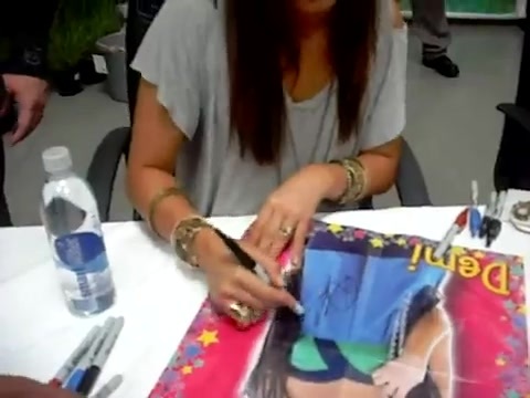 Meeting the Jonas Brothers and Demi Lovato at Walmart 2383 - Demilush - Meeting the Jonas Brothers and Demi Lovato at Walmart Part oo5