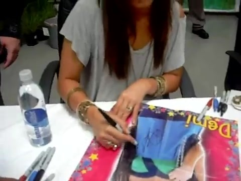 Meeting the Jonas Brothers and Demi Lovato at Walmart 2387 - Demilush - Meeting the Jonas Brothers and Demi Lovato at Walmart Part oo5