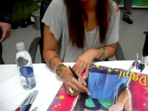 Meeting the Jonas Brothers and Demi Lovato at Walmart 2400 - Demilush - Meeting the Jonas Brothers and Demi Lovato at Walmart Part oo5