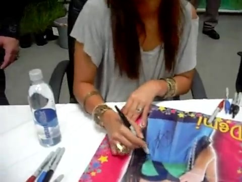 Meeting the Jonas Brothers and Demi Lovato at Walmart 2402 - Demilush - Meeting the Jonas Brothers and Demi Lovato at Walmart Part oo5