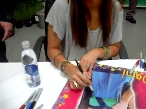Meeting the Jonas Brothers and Demi Lovato at Walmart 2408 - Demilush - Meeting the Jonas Brothers and Demi Lovato at Walmart Part oo5