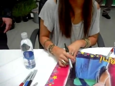 Meeting the Jonas Brothers and Demi Lovato at Walmart 2417 - Demilush - Meeting the Jonas Brothers and Demi Lovato at Walmart Part oo5