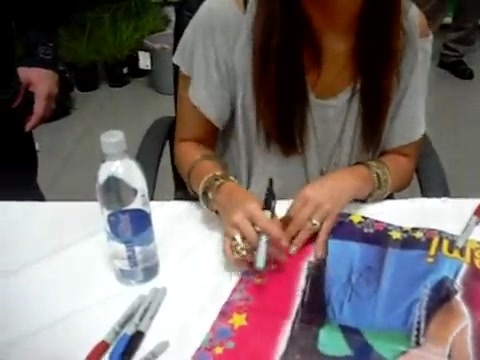 Meeting the Jonas Brothers and Demi Lovato at Walmart 2424 - Demilush - Meeting the Jonas Brothers and Demi Lovato at Walmart Part oo5