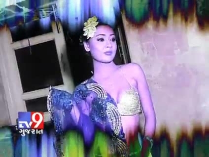 00_00_01 - B-Tv9 Gujarat - Sarah khan modelled for designer Rohit Verma s new collection - YouTube