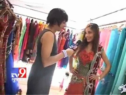 00_00_24 - B-Tv9 Gujarat - Sarah khan modelled for designer Rohit Verma s new collection - YouTube