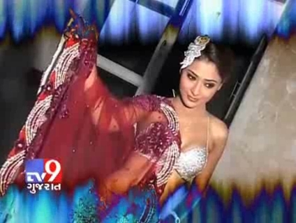 00_03_59 - B-Tv9 Gujarat - Sarah khan modelled for designer Rohit Verma s new collection - YouTube