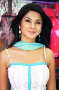 68850764_DNAKFRZ3 - jennifer winget 9