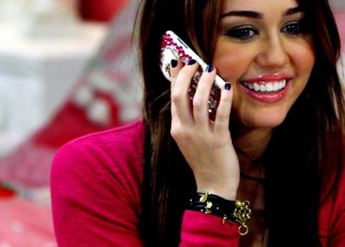 Miley il suna pe LIam; "Buna iubire ce mai faci...nu uita c ate iubesc..Paa!"
