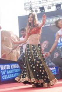 thumb_Sara%20Khan%20at%20Water%20Kingdom%20in%20Marve%20on%2027th%20May%202012%20(33)