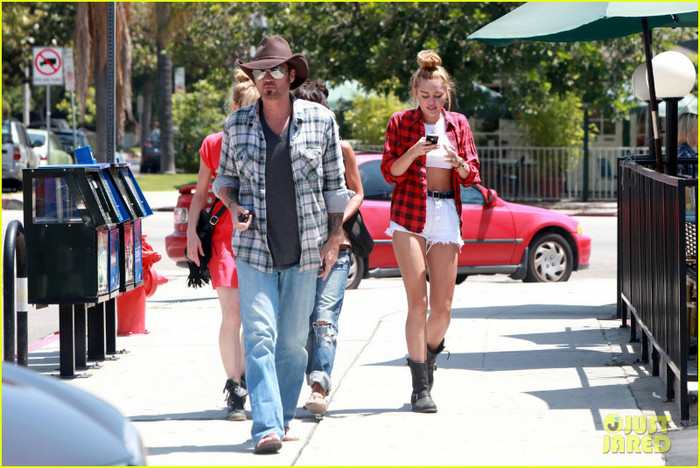 miley-cyrus-patys-lunch-07 - Miley Cyrus Patys Lunch with Dad Billy Ray