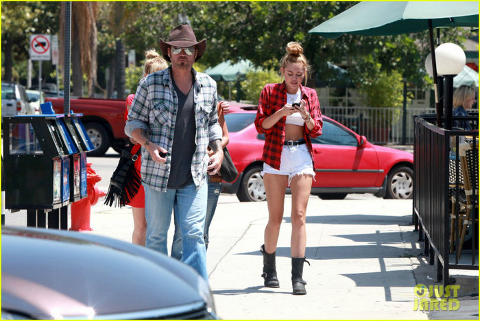 miley-cyrus-patys-lunch-09 - Miley Cyrus Patys Lunch with Dad Billy Ray