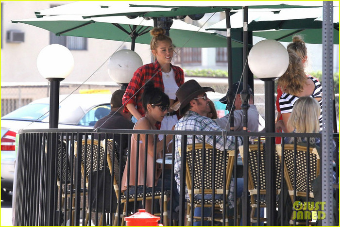 miley-cyrus-patys-lunch-10 - Miley Cyrus Patys Lunch with Dad Billy Ray