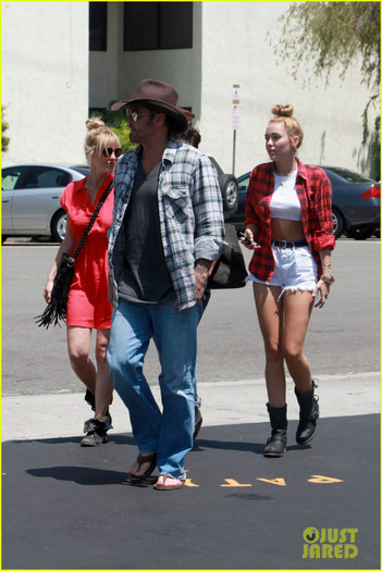 miley-cyrus-patys-lunch-05 - Miley Cyrus Patys Lunch with Dad Billy Ray